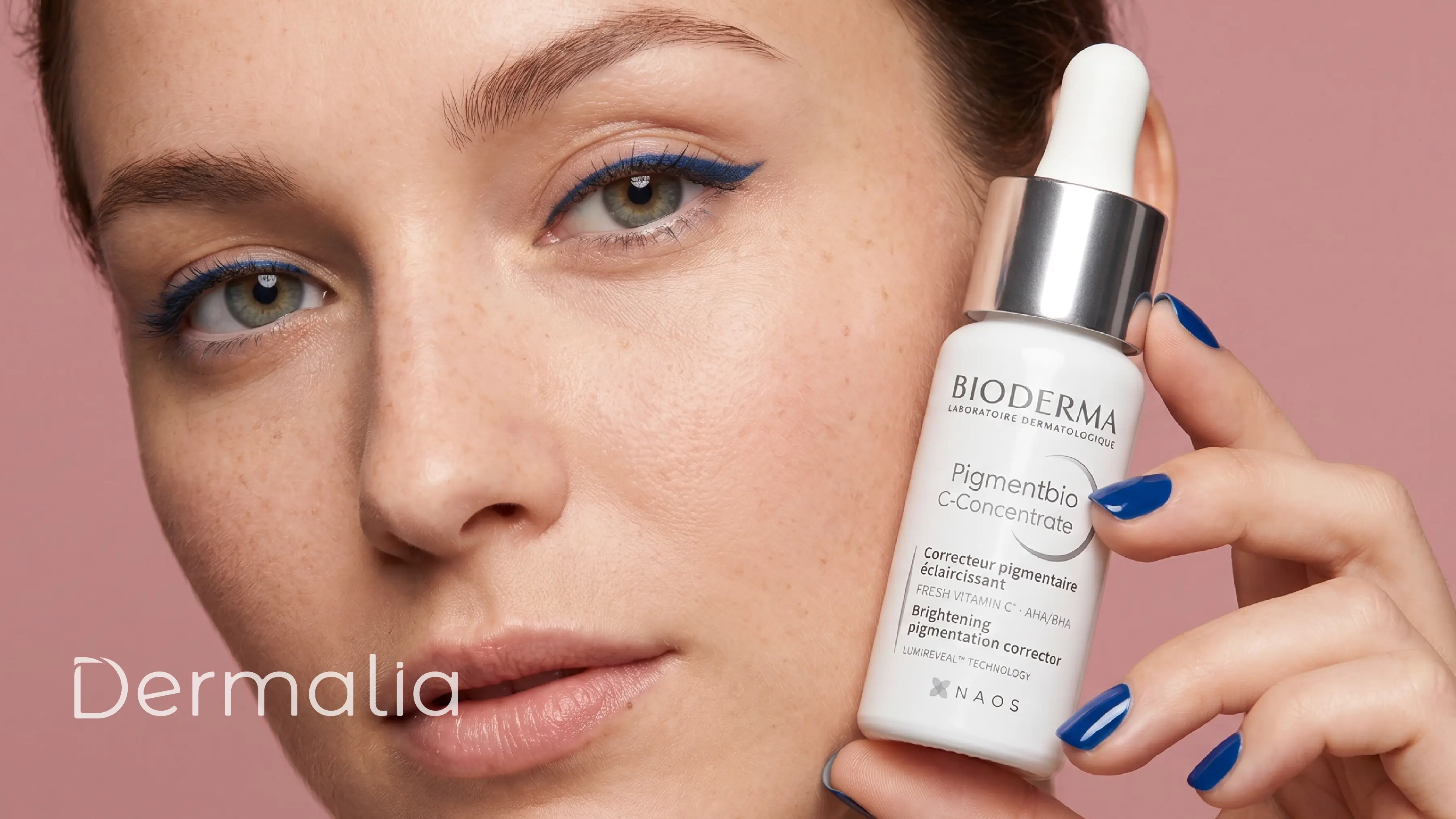 Aplicación de Bioderma Pigmentbio C-Concentrate con gotero sobre manchas postacné en el rostro.